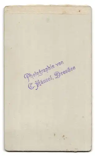 Fotografie C. Hänsel, Dresden, Portrait junge Dame in modischer Kleidung an Tisch gelehnt
