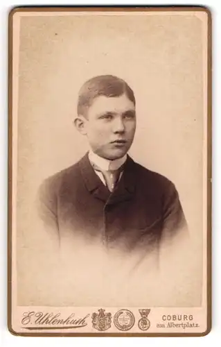 Fotografie E. Uhlenhuth, Coburg, Portrait junger Mann im Anzug mit Krawatte