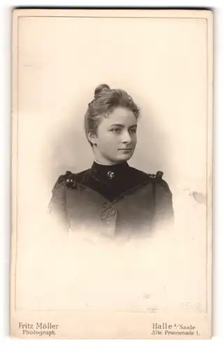 Fotografie Fritz Möller, Halle a / Saale, Portrait junge hübsche Dame mit hochgestecktem Haar
