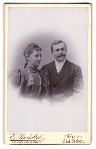 Fotografie E. Rudolph, Hof, Portrait bürgerliches Paar in eleganter Kleidung