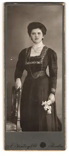 Fotografie A. Jandorf & Co., Berlin, Portrait bürgerliche Dame mit Blumen an Stuhl gelehnt