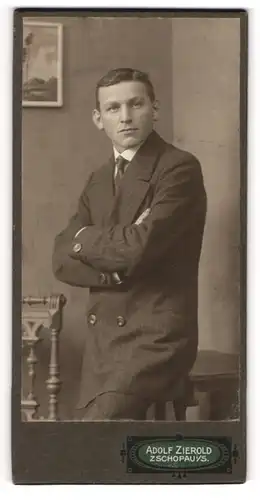 Fotografie Adolf Zierold, Zschopau i / S, Portrait junger Herr im Anzug mit verschränkten Armen