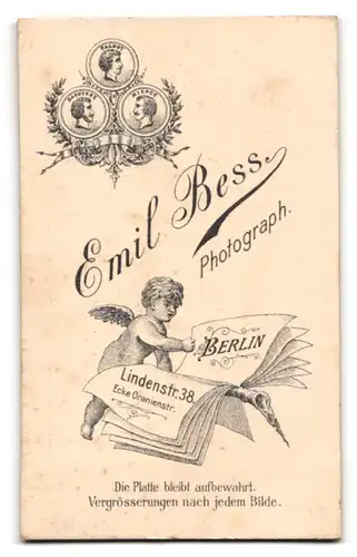 Fotografie Emil Bess, Berlin, Portrait junge Dame im eleganten Kleid mit Kragenbrosche