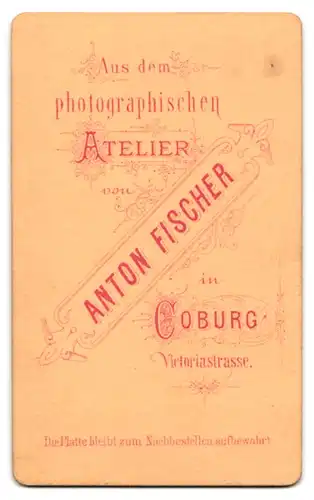 Fotografie Anton Fischer, Coburg, Portrait niedliches Kleinkind im weissen Kleid mit nackigen Füssen