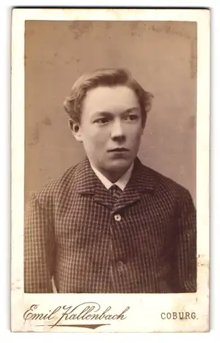 Fotografie Emil Kallenbach, Coburg, Portrait junger Mann in zeitgenössischer Kleidung
