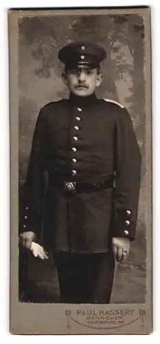 Fotografie Paul Hassert, Hannover, Portrait Soldat in Uniform mit Schirmmütze und Handschuhen