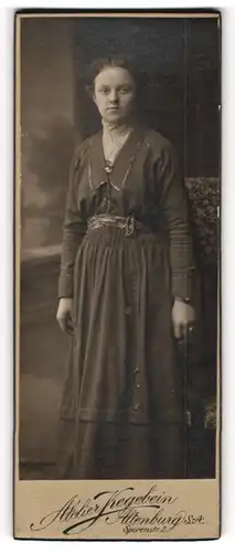 Fotografie Atelier Kegelbein, Altenburg / S.-A., Portrait junge Dame in zeitgenössischer Kleidung