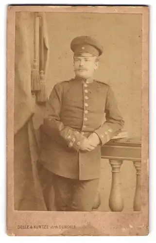 Fotografie Selle & Kuntze, Potsdam, Portrait Soldat in Uniform mit Schirmmütze