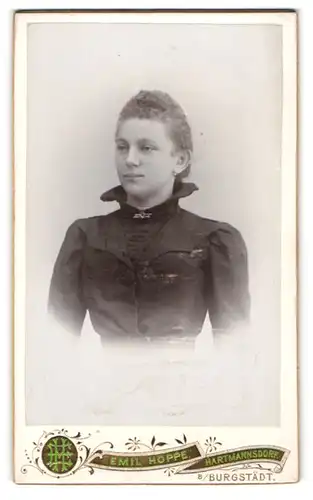 Fotografie Emil Hoppe, Hartmannsdorf, Portrait junge Dame im schwarzen Kleid mit Kragenbrosche