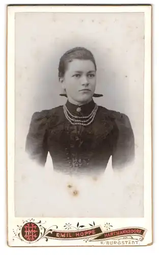 Fotografie Emil Hoppe, Hartmannsdorf, Portrait junge Dame im schwarzen Kleid mit Halskette