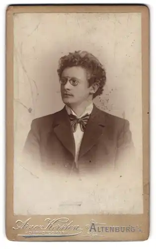 Fotografie Arno Kersten, Altenburg / S.-A., Portrait junger Herr im Anzug mit Fliege und Zwicker