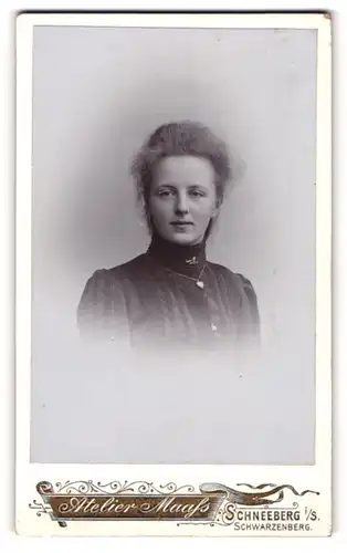 Fotografie Emil Maass, Schneeberg i / Erzgebirge, Portrait junge Dame im schwarzen Kleid mit Herzkette