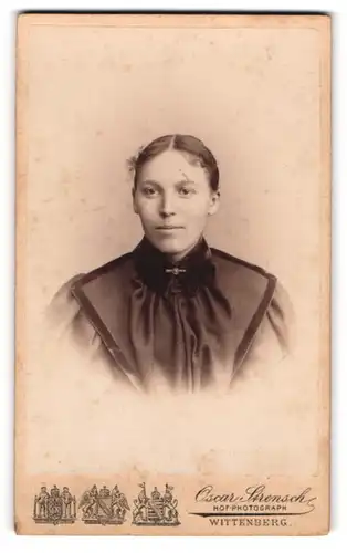 Fotografie Oscar Strensch, Wittenberg, Portrait junge Dame mit zurückgebundenem Haar