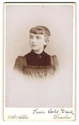 Fotografie A. Adler, Dresden, Portrait junge Dame im modischen Kleid mit Ponyfrisur