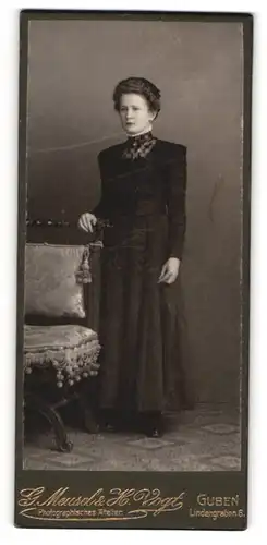 Fotografie G. Meusel & H. Vogt, Guben, Portrait junge Dame in schwarz mit zusammengebundenem Haar