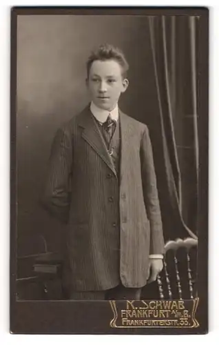 Fotografie R. Schwab, Frankfurt a/M, Portrait junger Herr in Anzug mit Krawatte