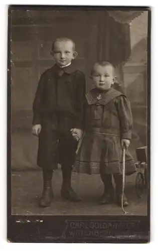 Fotografie Carl Goldammer, Wittenberg, Portrait zwei Kleinkinder mit rasiertem Schädel