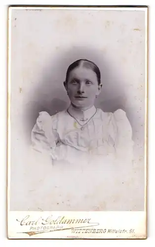 Fotografie Carl Goldammer, Wittenberg, Portrait junge Frau mit zusammengebundenem Haar
