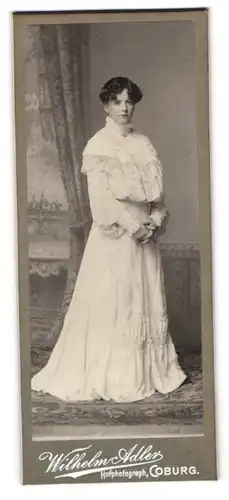 Fotografie Wilhelm Adler, Coburg, Portrait bürgerliche Dame in weissem Kleid
