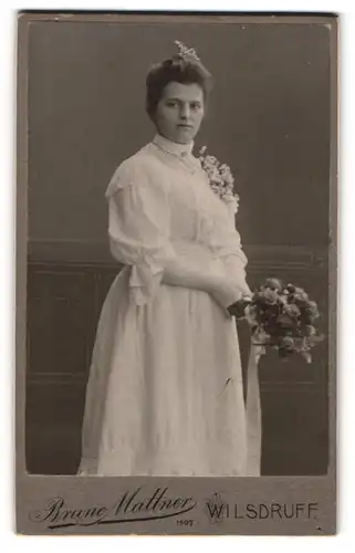 Fotografie Bruno Mattner, Wilsdruff, Portrait Fräulein in feierlichem Kleid