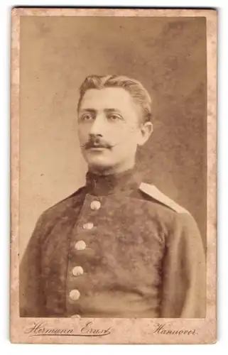 Fotografie Heremann Ernst, Hannover, Portrait Soldat in Uniform