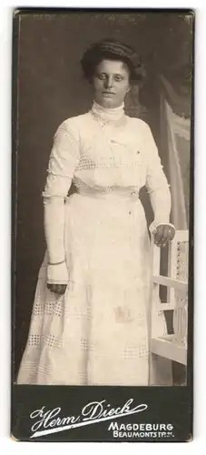 Fotografie Herm. Dieck, Magdeburg, Portrait bürgerliche Dame in weissem Kleid