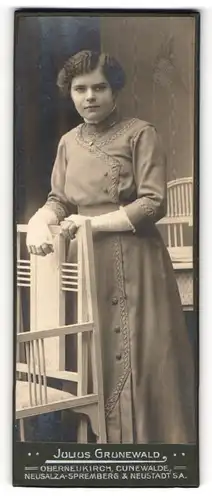 Fotografie Julius Grunewald, Oberneukirch, Portrait junge Frau in zeitgenössischer Kleidung