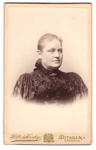 Fotografie Selle & Kuntze, Potsdam, Portrait Dame mit zusammengebundenem Haar