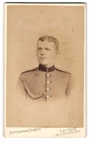 Fotografie Hoffmann & Jursch, Leipzig, Portrait Soldat Felix Löfler in Uniform mit Schützenschnur