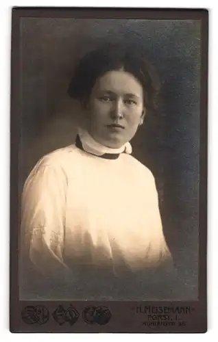 Fotografie H. Meisemann, Forst, Portrait junge Dame in weisser Bluse