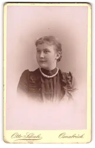 Fotografie Otot Schulz, Osnabrück, Portrait junge Dame im eleganten Kleid mit Halskette