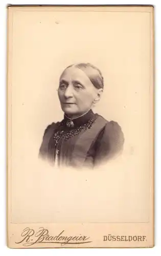 Fotografie R. Bradengeier, Düsseldorf, Portrait ältere Dame im hübschen Kleid mit Kragenbrosche