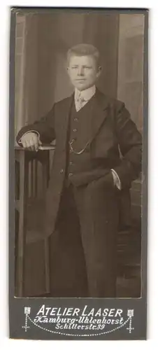 Fotografie Atelier Laaser, Hamburg-Uhlenhorst, Portrait junger Herr im Anzug mit Krawatte