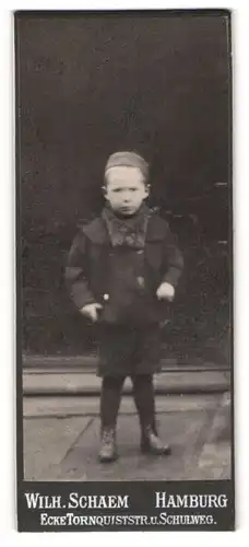 Fotografie Wilh. Schaem, Hamburg, Portrait kleiner Junge in zeitgenössischer Kleidung