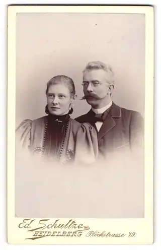 Fotografie Ed. Schultze, Heidelberg, Portrait bürgerliches Paar in eleganter Kleidung