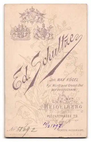 Fotografie Ed. Schultze, Heidelberg, Portrait bürgerliches Paar in eleganter Kleidung