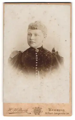 Fotografie H. Wittrock, Hamburg, Portrait junge Dame im Samtkleid mit Puffärmeln
