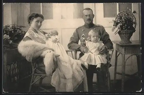 AK Portrait Prinz Frank von Bayern nach der Verwundung, nebst Gattin und seinen Kindern
