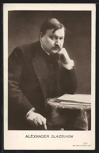 AK Alexander Glazounow, Portrait mit aufgestützter Hand an einem Tischchen