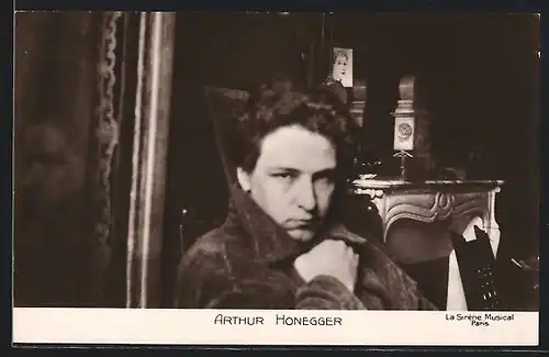 AK Arthur Honegger im Mantel in der Stube, Portrait