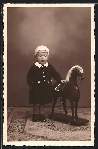 Foto-AK Kleines Kind mit seinem Schaukelpferd