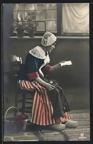 AK Junge Holländerin mit Kaffeemühle und Brief