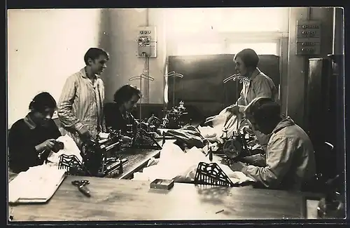 Foto-AK Frauen arbeiten an der Nähmaschine