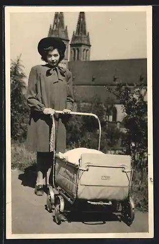 Foto-AK Frau mit Kinderwagen vor einer Kirche