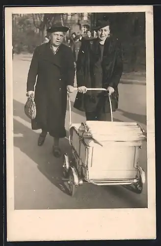 Foto-AK Zwei Frauen mit Kinderwagen auf der Strasse