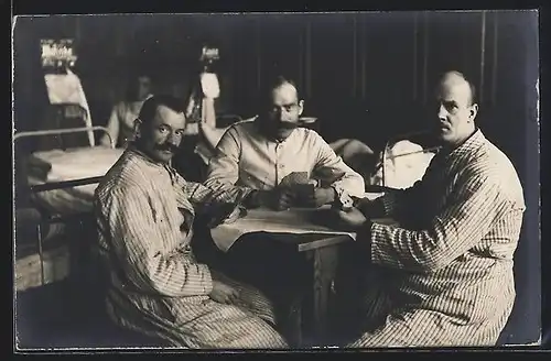 Foto-AK Drei Soldaten im Schlafsaal beim Kartenspiel