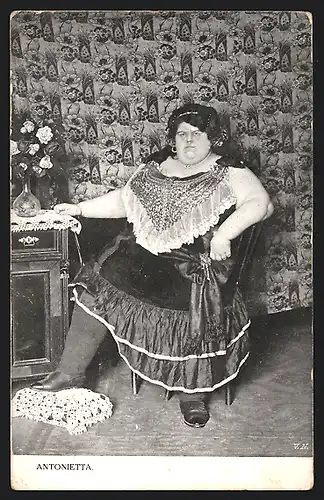 AK Übergewichtige Frau Antonietta auf einem Stuhl