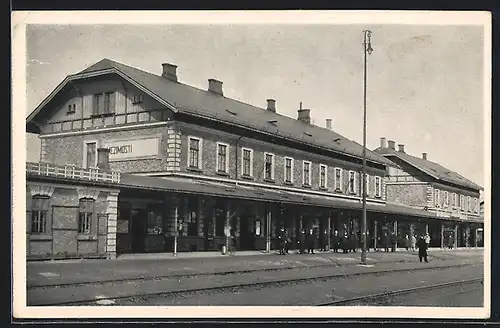 AK Mezimosti, Bahnhof mit Reisenden
