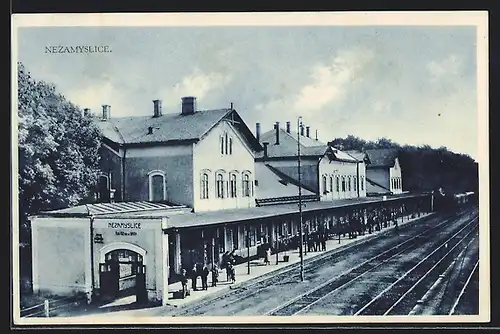 AK Nezamyslice, Blick zum Bahnhof von den Schienen aus