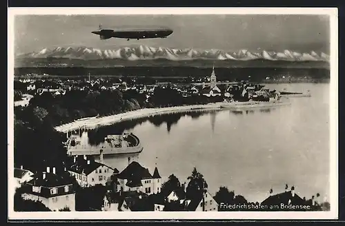 AK Friedrichshafen, Ortsansicht am Ufer mit Bergpanorama